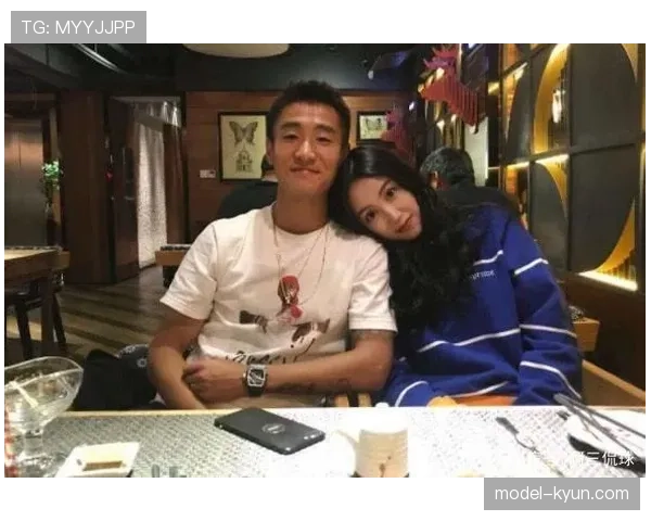韦世豪刚刷完豪车朋友圈,转身就被邻居喊去修水管,这差距也太大了吧? 韦世豪刚刷完豪车朋友圈,转身就被邻居喊去修水管,这差距也太大了吧?